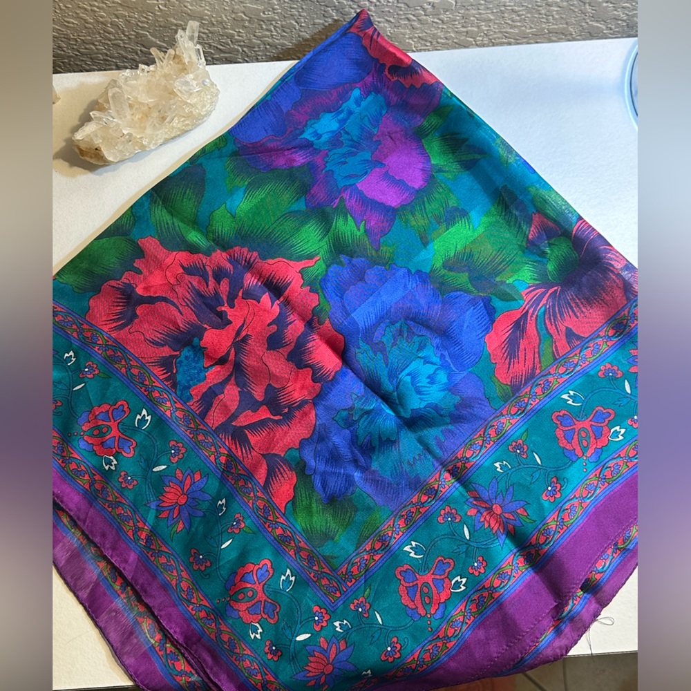 Beautiful vintage “BIRKSHIRE” floral scarf